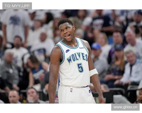 爱德华兹因进攻犯规被罚下场麦戈文斯遭遇犯规困扰影响比赛走势